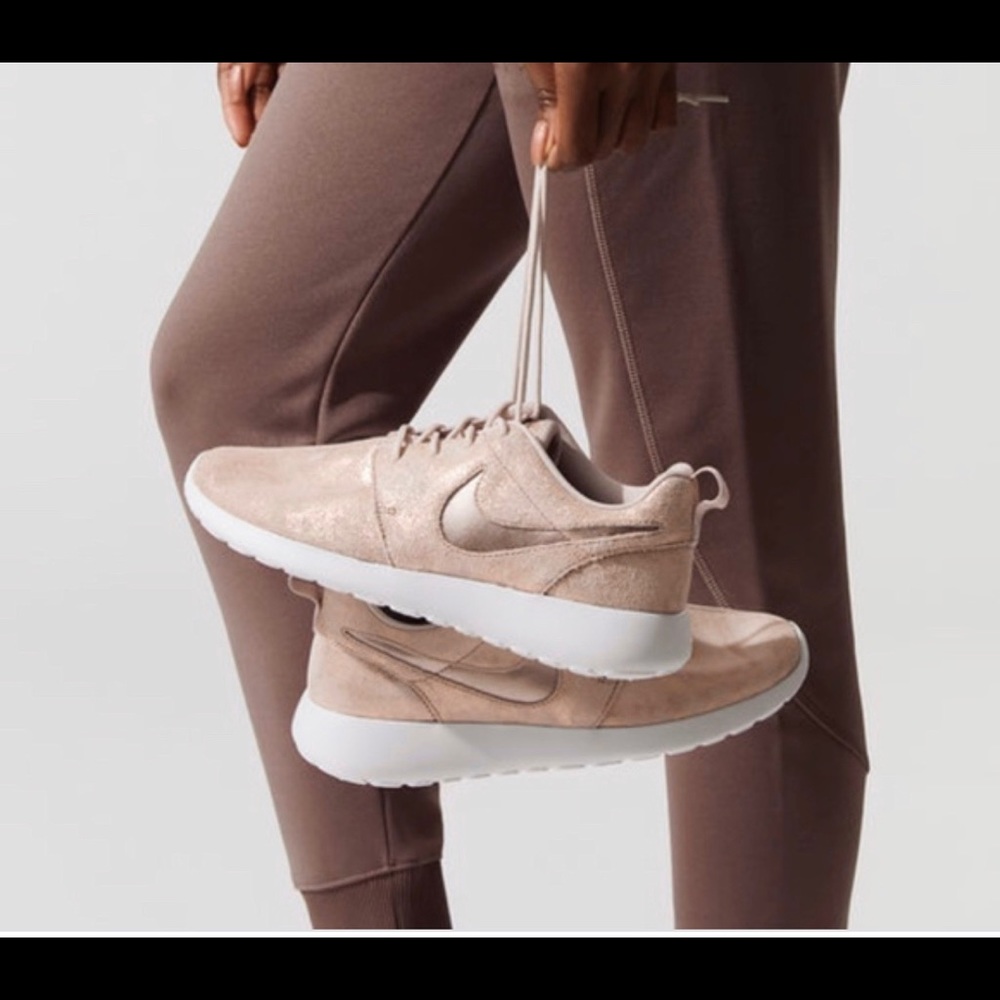 Nike Wmns Roshe One Prm size 8 NWT